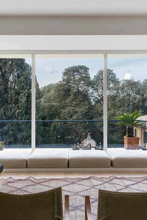 Immagine di copertina di Villa Roma con vetrate fisse in legno laccato bianco