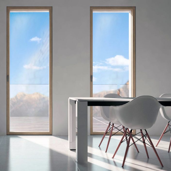 Vista di due porte finestre Skyline con telaio in legno
