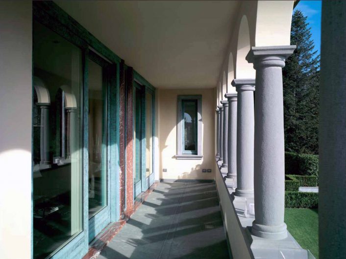 Vista del portico esterno di Villa Bergamo con alzanti scorrevoli