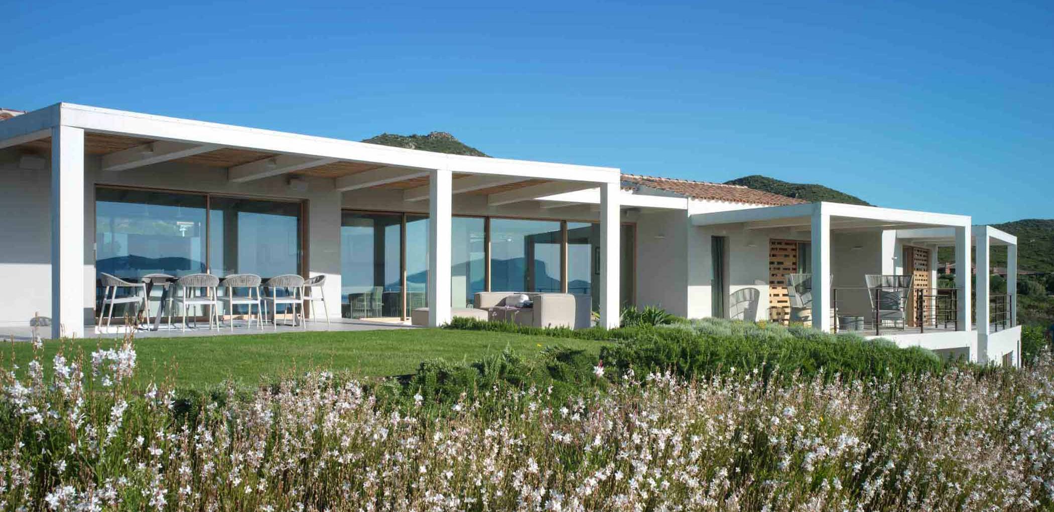Immagine di copertina di Villa Costa Smeralda con vista del prospetto principale