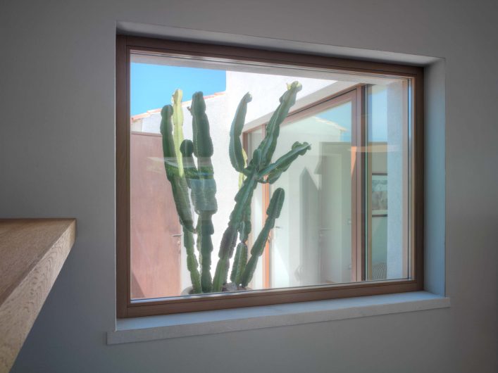 Dettaglio di una finestra fissa nella zona soggiorno