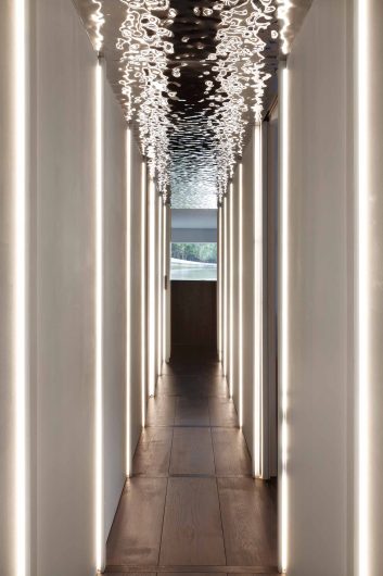 Dettaglio del corridoio, con giochi di luce riflessa dal soffitto metallico